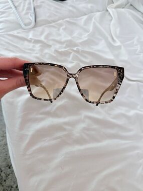 VINCE CAMUTO- Tortoiseshell Cat-Eye Women's Sunglasses - Brown Gradient Lenses